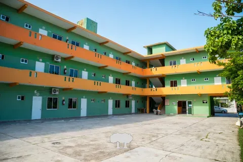 El patio y el edificio de Hotel Los Robles