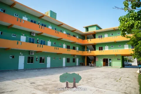 El patio y el edificio de Hotel Los Robles